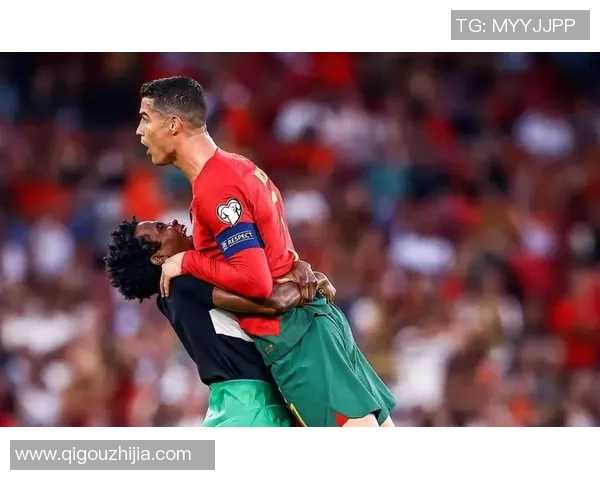 球迷疯狂冲进场内竟然抢走C罗球衣引发热议